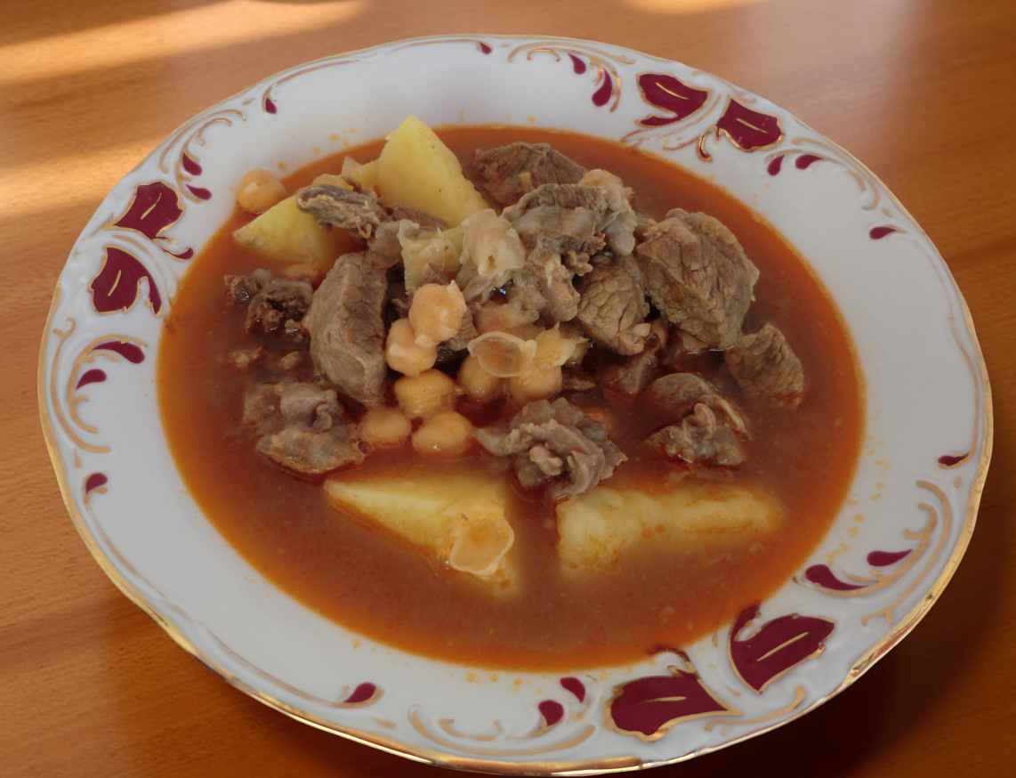 Spanischer Eintopf im galicischen Stil mit Rindfleisch, Kartoffeln und Kichererbsen