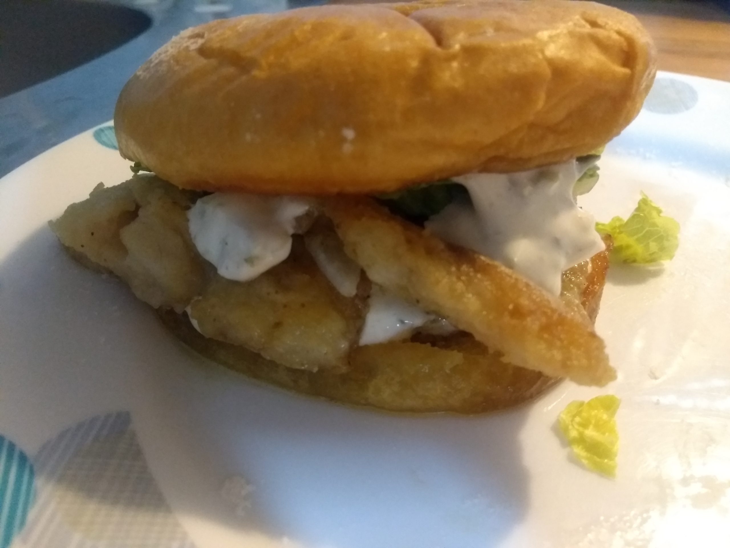 Knuspriger Fischburger mit cremigem Dressing