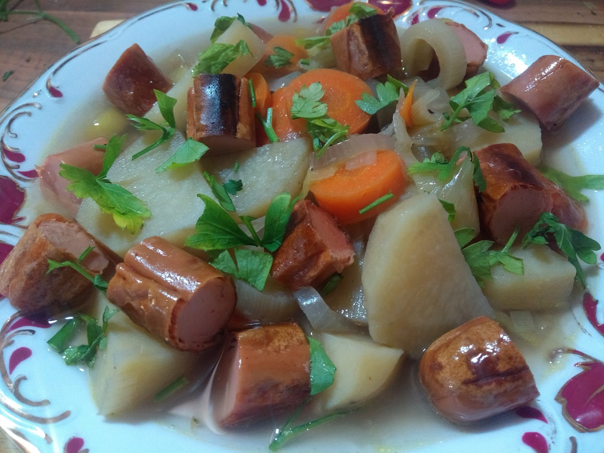 Deftige Kartoffelsuppe mit Würstchen – klassisch, sättigend und aromatisch