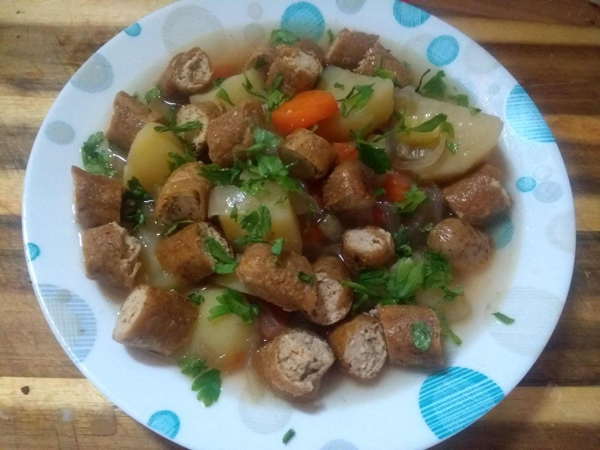 Vegane Kartoffelsuppe – cremig, rustikal und mit Sojawürstchen
