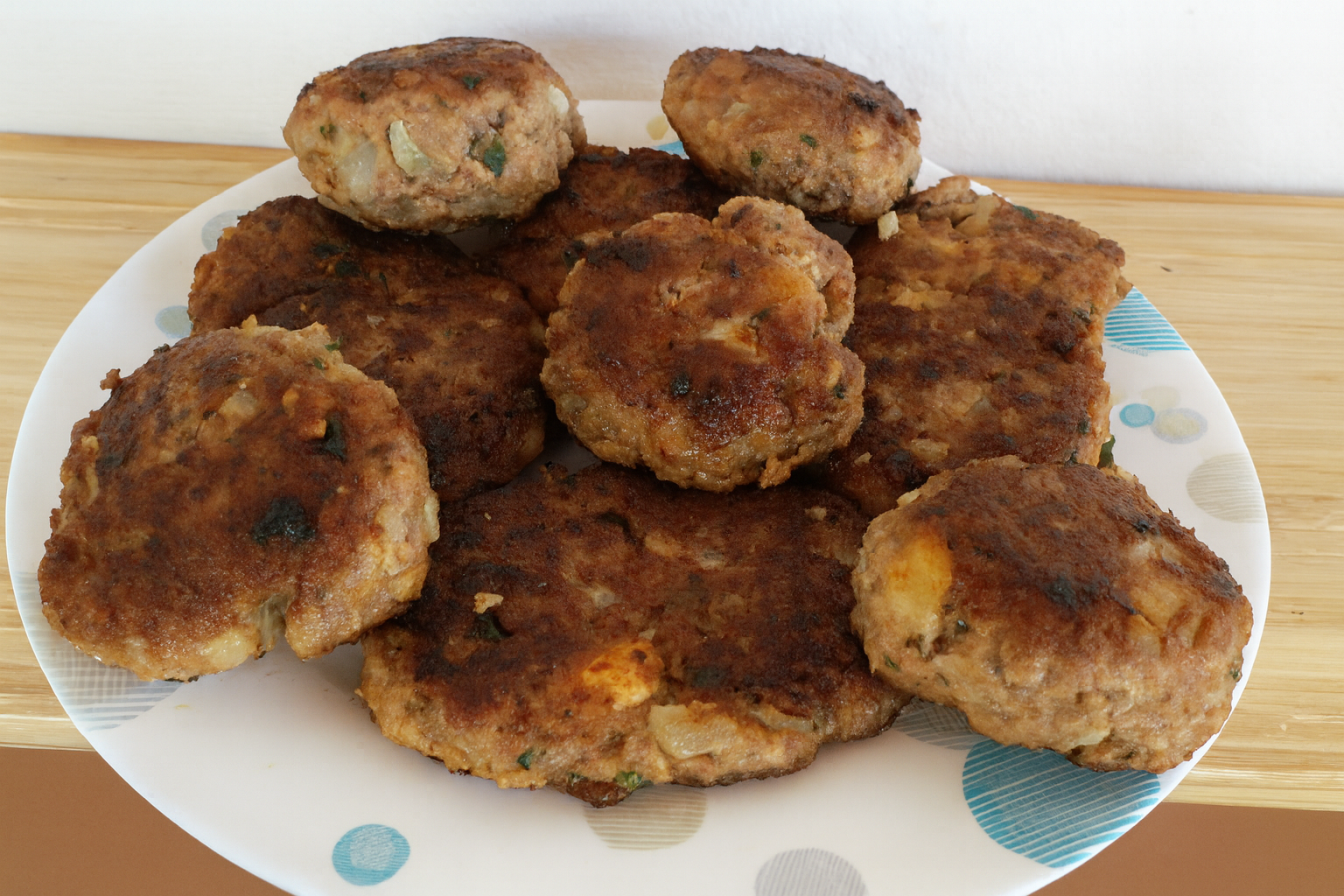 Saftige Rinder-Buletten aus gewolftem Rippchenfleisch – aromatisch und zart