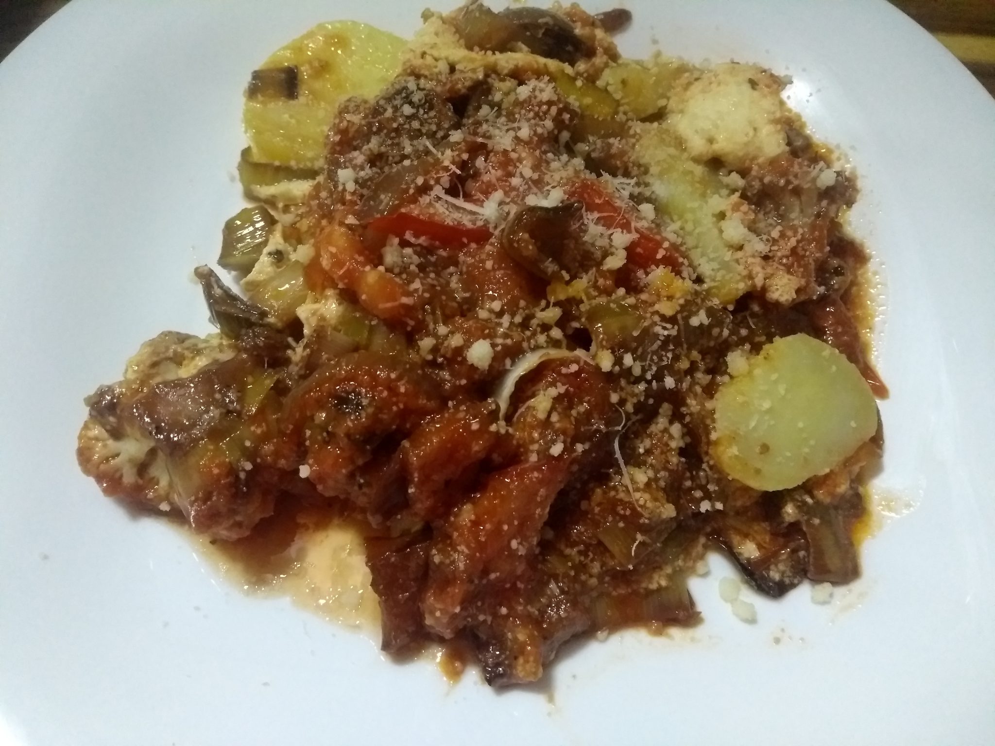 Kartoffel-Gemüse-Auflauf mit Tomatensoße aus dem Ofen