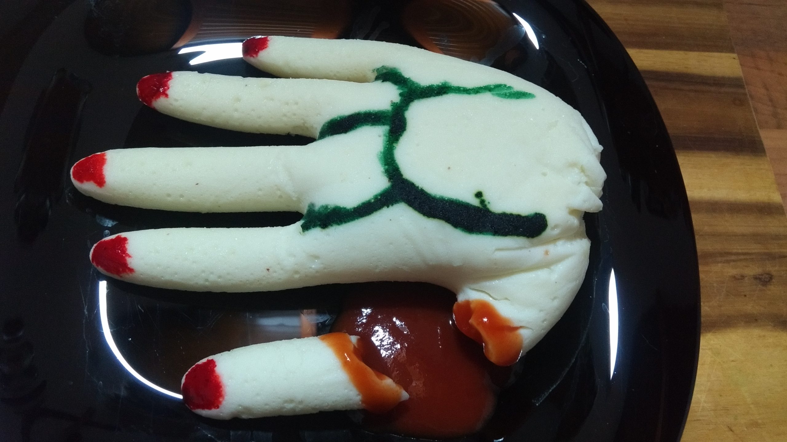 Halloween-Hand aus Eiweiss – essbare Gruselhand für Halloween